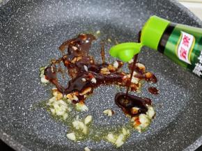 再加入生抽，蚝油，煸炒均匀！