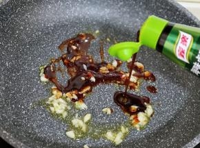 再加入生抽,蚝油,煸炒均匀!