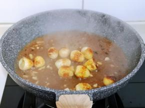 加入鹌鹑蛋，再加入半小碗水，大火烧开，直接收汤即可！（汤不要全收干，留一些淋在西蓝花上！）