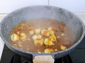 加入鹌鹑蛋,再加入半小碗水,大火烧开,直接收汤即可!(汤不要全收干,留一些淋在西蓝花上!)