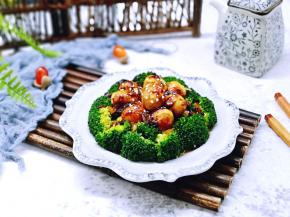 再把鹌鹑蛋盛在西蓝花中间！汤汁淋在西蓝花上！