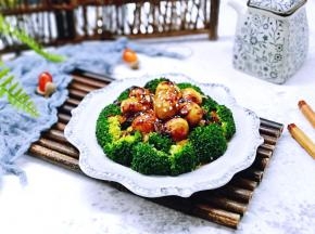 再把鹌鹑蛋盛在西蓝花中间!汤汁淋在西蓝花上!