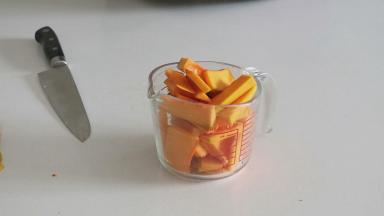 首先我们来处理一下要加入在蛋糕体与奶油霜中的南瓜泥，总计用到了200g，建议大家在处理生南瓜时，起码要翻倍，不然蒸发掉部分水份后的南瓜可能会不足量