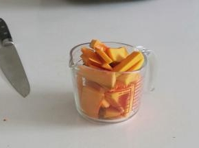 首先我们来处理一下要加入在蛋糕体与奶油霜中的南瓜泥，总计用到了200g，建议大家在处理生南瓜时，起码要翻倍，不然蒸发掉部分水份后的南瓜可能会不足量