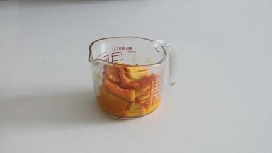 这里我用微波炉中高火加热了大约7分钟，大家也可以直接用隔水蒸的方法蒸熟南瓜