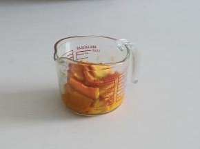 这里我用微波炉中高火加热了大约7分钟，大家也可以直接用隔水蒸的方法蒸熟南瓜