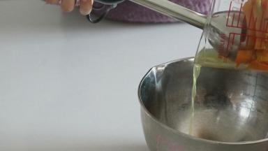 注意一下加热后的南瓜会滤出一部分水份，我们在打泥前要倒掉，不然会造成夹馅或者面糊过湿，所以在南瓜的选择上，大家也要选择粉糯一些的，水份偏少的品种