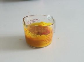 然后我们将南瓜达成细腻的南瓜泥，放冰箱冷藏备用