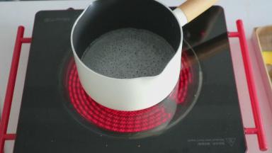 南瓜擦好片以后我们来煮糖水，开火，等到水沸腾