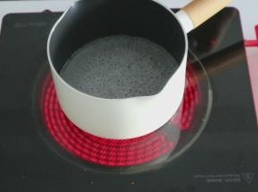 南瓜擦好片以后我们来煮糖水，开火，等到水沸腾