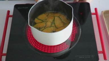 倒入切好的南瓜片，继续煮一分钟左右即可捞出，可以看到南瓜颜色变深，并且变得柔软，注意一定不要煮太久，南瓜很容易熟，煮太熟就容易断开