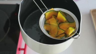 煮好以后马上关火，用筛网滤掉多余的水分，然后等南瓜降至温热