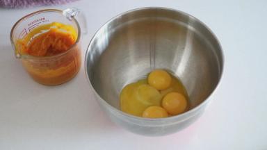 前期准备工作做好以后开始做蛋糕体，分离蛋黄和蛋清，取出冷藏降温好的南瓜泥，降温到温热的时候就能直接用了，温热的南瓜泥可以帮助面糊更好的乳化