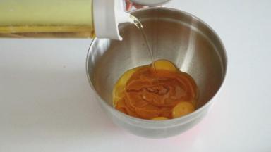 蛋黄中加入南瓜泥，加入植物油