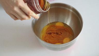 倒入蜂蜜，蜂蜜建议大家不要省略，因为蜂蜜的味道可以更好的突出南瓜的味道，更加香甜，然后搅拌均匀至质地顺滑