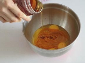 倒入蜂蜜，蜂蜜建议大家不要省略，因为蜂蜜的味道可以更好的突出南瓜的味道，更加香甜，然后搅拌均匀至质地顺滑