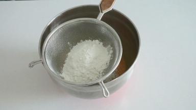过筛加入低筋面粉和玉米淀粉