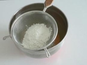 过筛加入低筋面粉和玉米淀粉