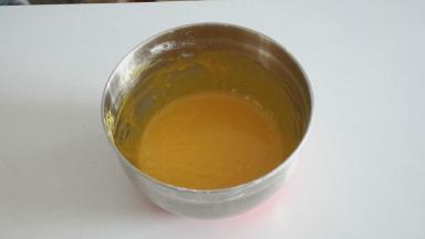 Z字型或者S型搅拌成顺滑的面糊即可，放至一旁备用