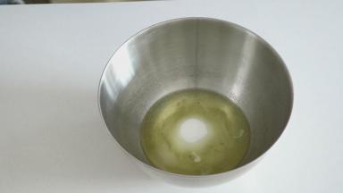 然后开始打发蛋清，一次性加入所有细砂糖和盐