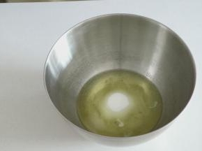 然后开始打发蛋清，一次性加入所有细砂糖和盐