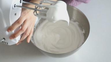 打发至鸟嘴状，大概七分发的样子即可，切忌蛋白霜打得过于硬挺，会使你的蛋糕卷烤好以后容易断裂开来