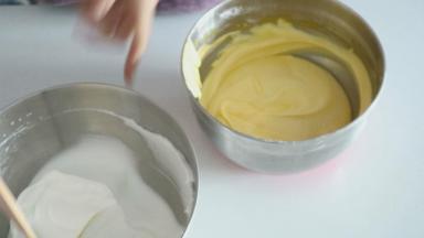 用刮刀将面糊切拌均匀