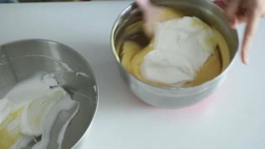 再加入剩余蛋白霜的1/2到蛋黄糊中