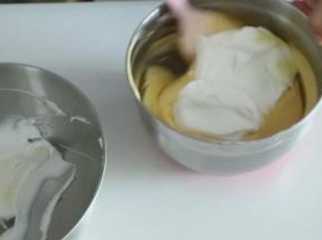 再加入剩余蛋白霜的1/2到蛋黄糊中