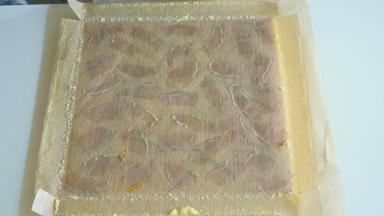 撕开以后我们用油布干净的一面再轻轻盖上，让蛋糕体表面不至于过于干燥