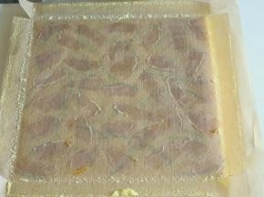 撕开以后我们用油布干净的一面再轻轻盖上，让蛋糕体表面不至于过于干燥