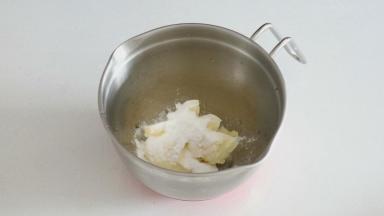 蛋糕冷却的时候我们来准备夹馅，软化好的黄油加入糖粉用打蛋器搅打顺滑