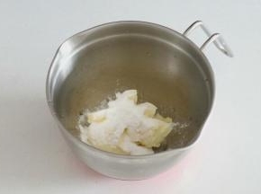 蛋糕冷却的时候我们来准备夹馅，软化好的黄油加入糖粉用打蛋器搅打顺滑