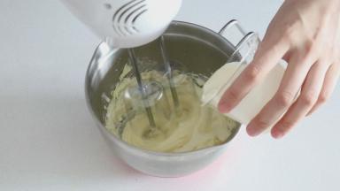 然后分次加入淡奶油，这里的淡奶油要恢复常温，黄油才能更好的吸收打发