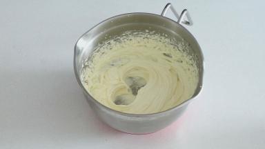 打发至黄油充分吸收淡奶油即可，质地应该是顺滑没有水油分离的