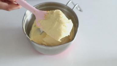 用刮刀或者打蛋器搅拌均匀即可