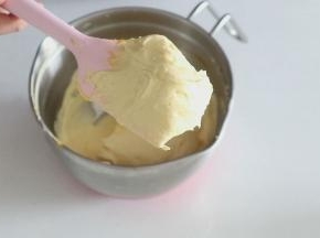 用刮刀或者打蛋器搅拌均匀即可