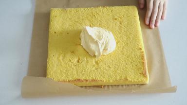 然后将蛋糕翻个面，有南瓜的那一面朝下，这里我有将蛋糕的表皮粘掉，那么切面的颜色会更加好看点，当然不粘掉也没关系