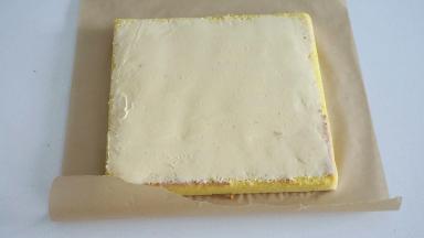 然后用抹刀涂抹均匀，中间可以多一点，两侧要薄一点