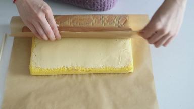 然后借助擀面棍卷起