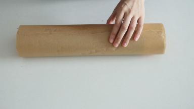 卷好后的蛋糕卷包上油纸放入冰箱冷藏半个小时以上定型