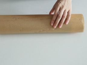 卷好后的蛋糕卷包上油纸放入冰箱冷藏半个小时以上定型