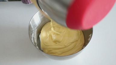 再将翻拌均匀的蛋黄糊倒回剩余的蛋白霜中