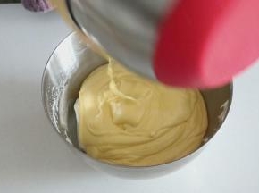 再将翻拌均匀的蛋黄糊倒回剩余的蛋白霜中