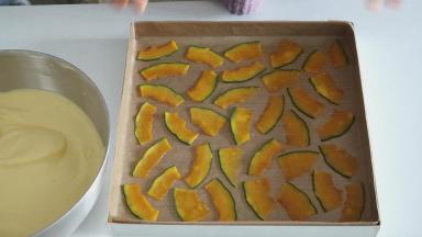 然后从冰箱取出南瓜片，这个时候要再次检查一下南瓜片是否都紧贴烤盘，如果有翘起来的要压一压