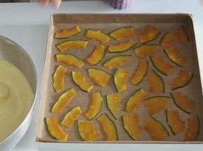 然后从冰箱取出南瓜片，这个时候要再次检查一下南瓜片是否都紧贴烤盘，如果有翘起来的要压一压