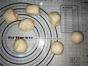 排气分割成8份，滚圆、大约28克一份