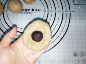 取一块面团压平，放入豆沙馅