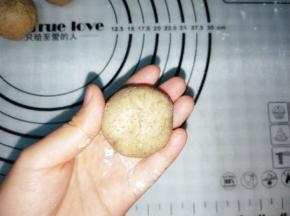 收口，如果面团比较粘，可以拍些手粉