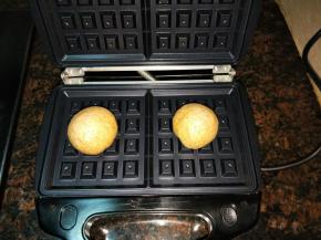 华夫饼机【电饼档亦可】预热后，码入面团